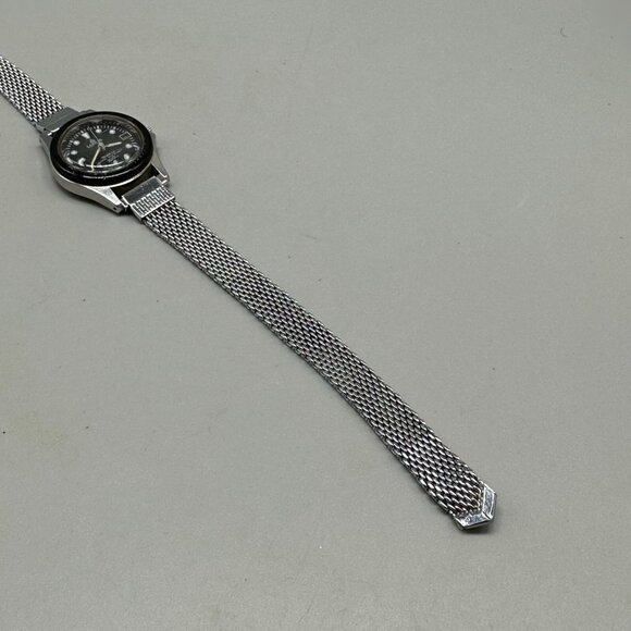 Vintage Lorus Womens Watch Mesh Band Date Window Silver Tone New Battery 8.5" - Picture 9 of 14